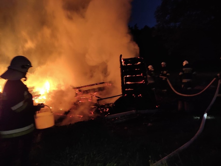 Pogwizdów koło Bochni. Kilkudziesięciu strażaków walczyło z pożarem stodoły. W drodze na akcje na podmokłym terenie ugrzązł wóz strażacki 