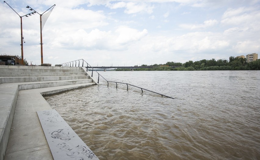 Alerty hydrologiczne na Mazowsza. Fala wezbraniowa zmierza w kierunku stolicy. Czy Wisła w Warszawie wyleje?