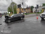 Wypadek przy Nemo w Dąbrowie Górniczej. Zderzenie osobówek na światłach. Jeden z samochodów wypadł z drogi na prywatną posesję