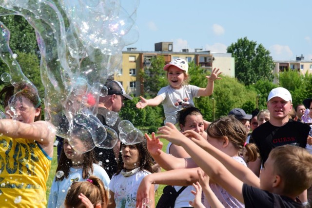 Zobacz, jak inowrocławianie bawią się na Festiwalu Baniek Mydlanych na Rąbinie