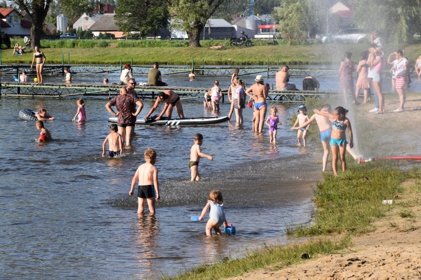 Plaża w Brzezinach była oblegana w upalną niedzielę. ZDJĘCIA