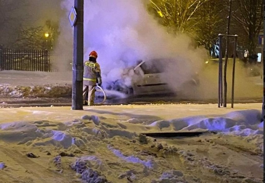 W Radomiu na ulicy Paderewskiego zapalił się samochód osobowy, strażacy ugasili płonące auto. Zobacz zdjęcia