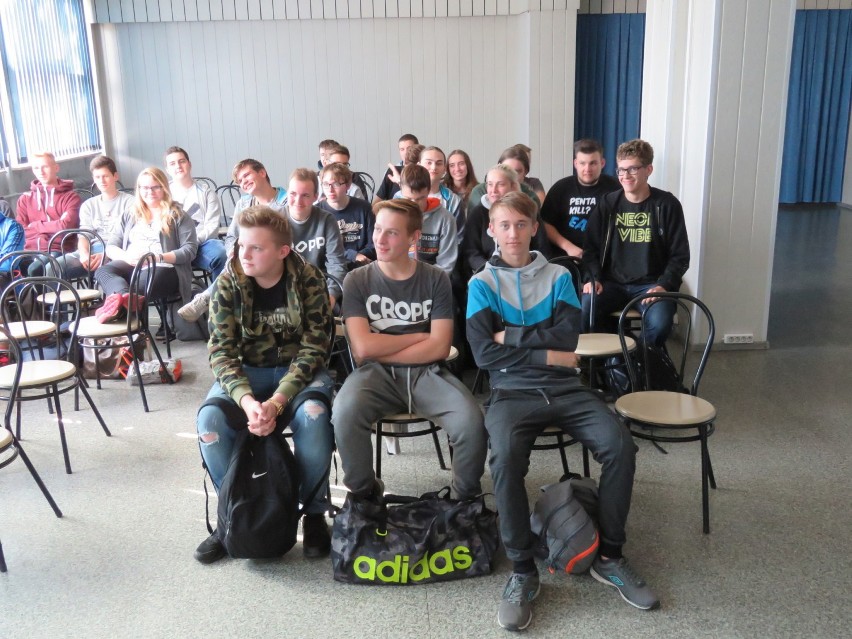 Uczniowie Zespołu Szkół nr 1 w Piekarach mają zajęcia z profesjonalnym trenerem e-sportu