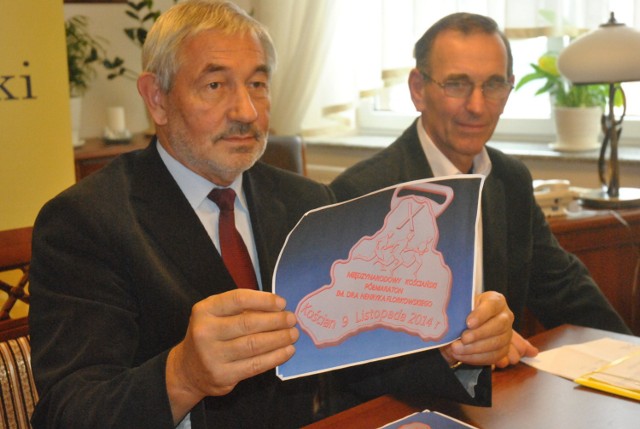 Edward Strzymiński i Roman Talikadze prezentują wzór medalu