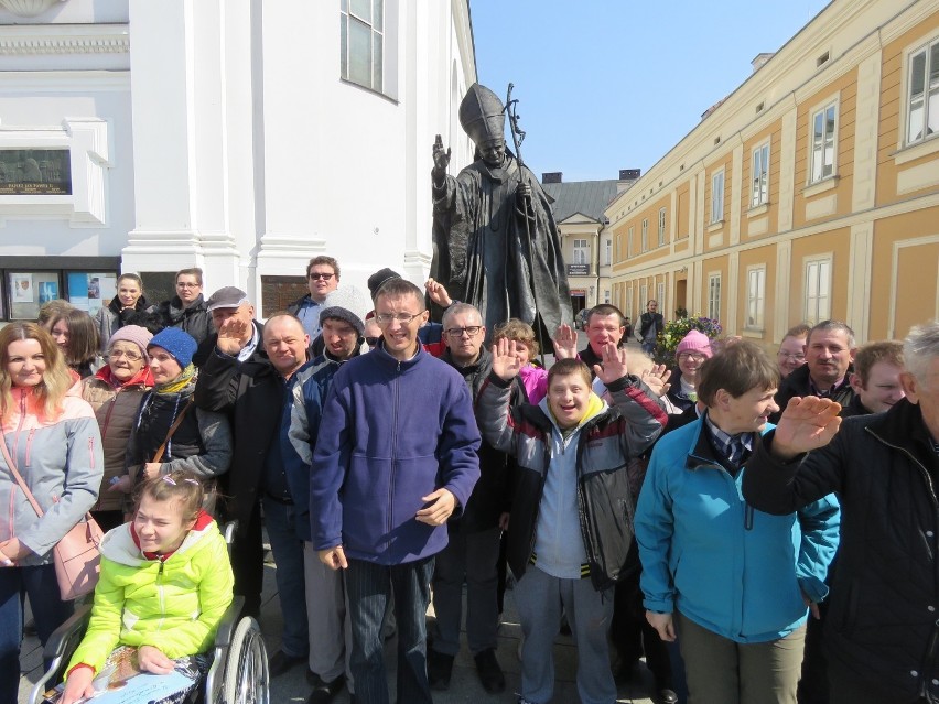 Pod pomnikiem Jana Pawła II w jego rodzinnych Wadowicach...