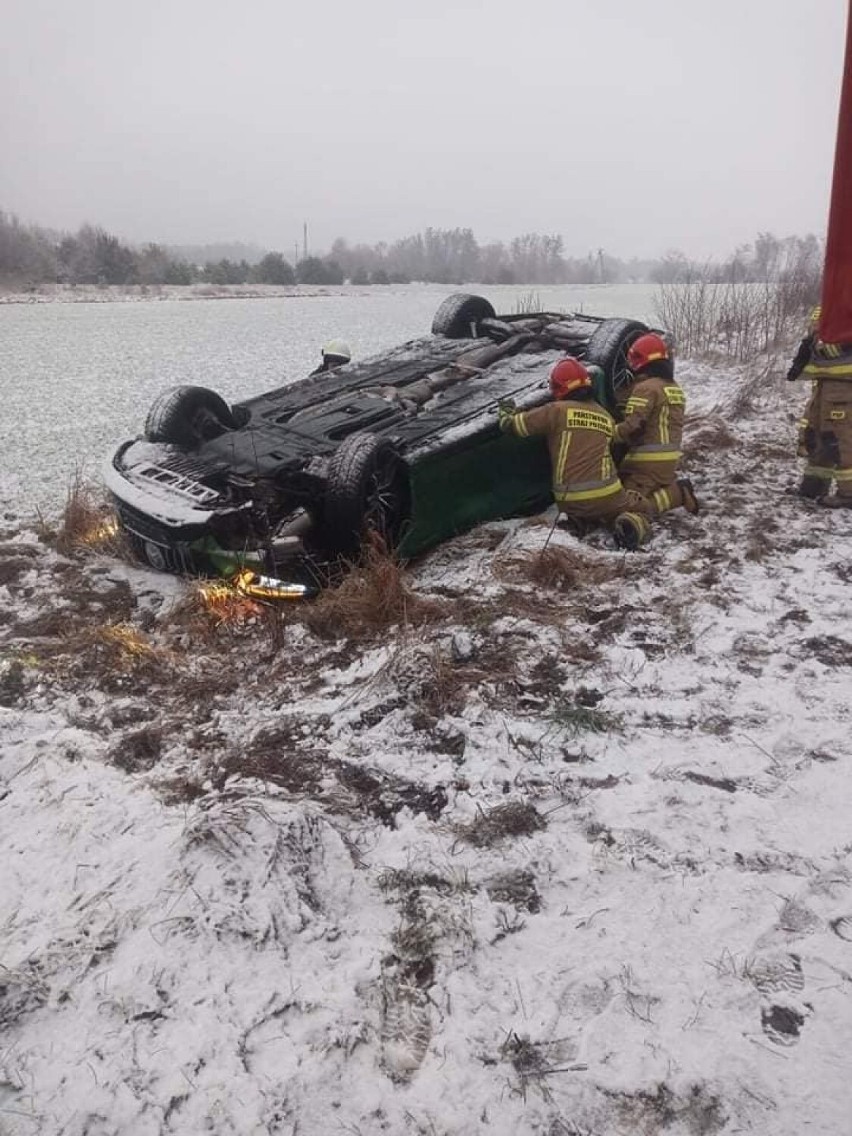 Mercedes dachował w gminie Pęczniew. Na szczęście nikt nie ucierpiał ZDJĘCIA