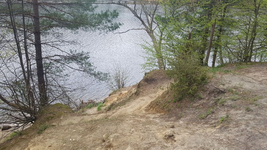 Tak wygląda dzika plaża w Janowie - zdjęcia z kwietnia 2023...
