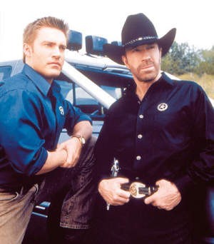 Chuck Norris (z prawej) jako Cordell Walker w amerykańskim serialu &amp;#8222;Strażnik Teksasu&amp;#8221;. Fot. Polsat