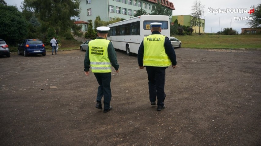 Myszków: Policja razem z Inspekcją Transportu Drogowego kontrolowała autobusy dowożące dzieci do szkół [ZDJĘCIA]