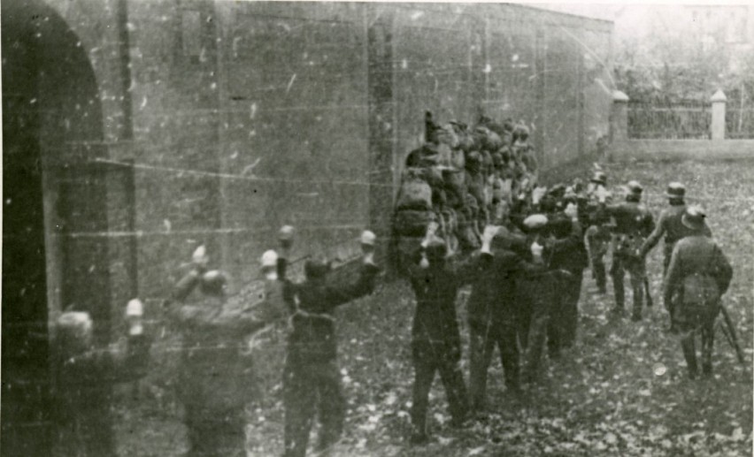 Zdjęcie przedstawiające rozstrzelanie polskich obywateli 21 października 1939 roku na placu Tadeusza Kościuszki w Lesznie