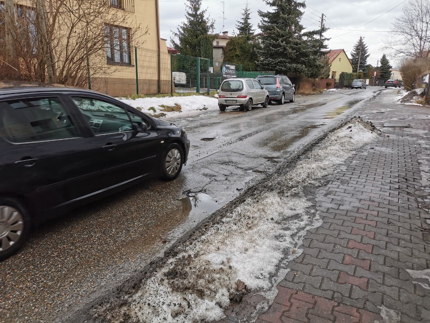 Chrzanów. Kilka dni mrozów wystarczyło, by drogi zaczęły się sypać. Ulice Szpitalna i Borowcowa pełne dziur 