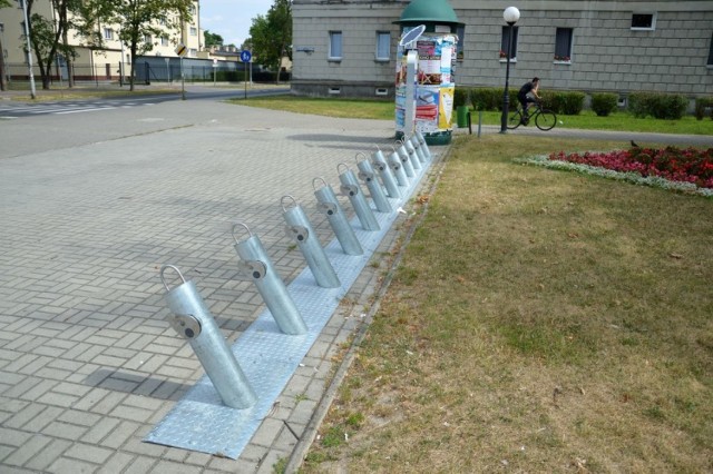 Stacja rowerów przy ulicy 1 Sierpnia, na Placu Piłsudskiego i jak widać nie ma ani jednego roweru, wszystkie są wypożyczone, co świadczy o dużej popularności roweru miejskiego.