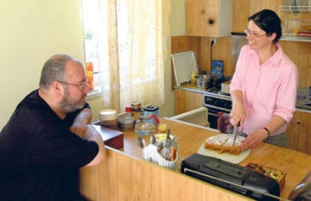 Joanna i Łukasz Jatkowscy dużo czasu spędzają teraz w kuchni, przygotowując posiłki dla dzieci.