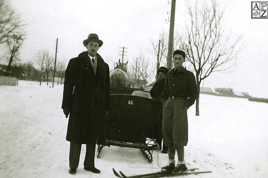 Sanie - zimowa dorożka. Zdjęcie wykonano w latach 30. ub....