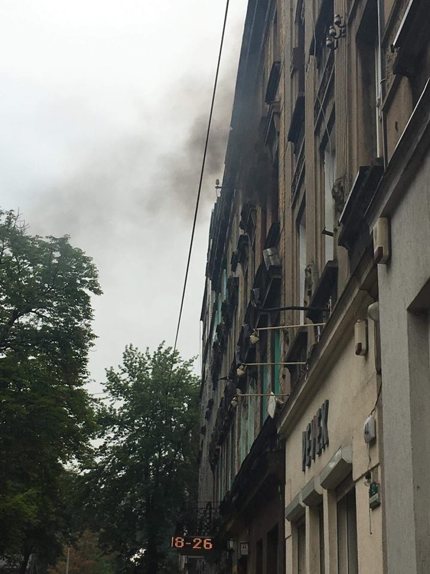 Bytom: Pożar w budynku przy ulicy Piekarskiej. Na miejscu 4 zastępy strażackie [ZDJĘCIA]