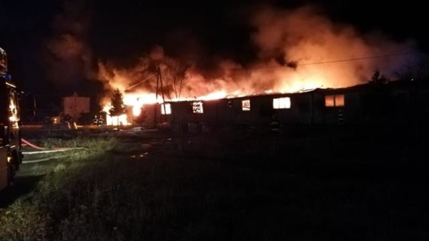 63 strażaków walczyło z pożarem w fabryce granulatu w miejscowości Martyniec. Dwa razy trzeba go było dogaszać