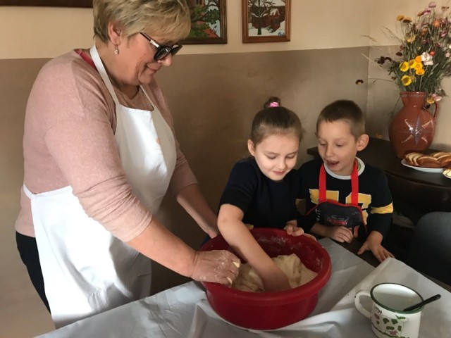 Najmłodsi mieszkańcy Marzęcina oraz ich rodzice na specjalnych warsztatach kulinarnych nauczyli się robić tradycyjne bałabuchy.