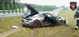 Luksusowe porshe rozbiło się pod Poznaniem. Samochód uderzył w bariery na S5. Zobacz zdjęcia