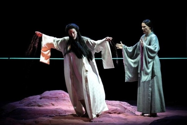 „Madama Butterfly” w Operze na Zamku

Opera na Zamku  zaprasza na spektakle opery „Madama Butterfly” Giacoma Pucciniego w reżyserii Pii Partum, pod dyrygenturą Vladimira Kiradjieva. Najsłynniejsza kobieta w historii opery, a przy tym niebywałe wyzwanie wokalno-aktorskie, bo śpiewaczka grająca rolę Butterfly musi zmierzyć się z całym wachlarzem skrajnych emocji i nie schodząc ze sceny, śpiewać łącznie przez niemal 90 minut. Ślub zawarty zgodnie z tradycją na 999 lat, czyli dramat po japońsku. Opera opowiada tragiczną historię związku naiwnej gejszy i amerykańskiego porucznika. Ze ślubu na 999 lat nic nie wyjdzie… Szczecińskie przedstawienie, nawiązujące do poetyki filmów Larsa von Triera, osadzone w tętniącym życiem współczesnym Tokio jest wzbogacone o postać tancerza – alter ego Butterfly, a także o multimedialne projekcje.

Madama Butterfly,  14 marca o 19, 15 marca o godz. 18, Opera na Zamku, bilety 35-90 zł.