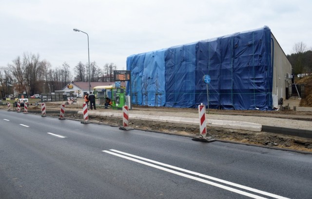 Region os. Pomorskiego, Śląskiego i Mazurskiego w Zielonej Górze w ostatnim czasie bardzo intensywnie się zmienia. Powstają kolejne bloki mieszkalne, będzie nowy teren rekreacyjny, duży park handlowy z 14 sklepami o powierzchni 6.6 tys. mkw a jednocześnie poszerza nam się sama Szosa Kisielińska. 

ZOBACZ ZDJĘCIA OBIEKTU >>>

Pomiędzy popularną Biedronką a kościołem pw. Miłosierdzia Bożego staje zaś nowy pawilon handlowy, którego inwestorem jest przedsiębiorca z branży mięsnej. Widać wyraźnie, że ta inwestycja powoli zbliża się już do końca, bowiem budynek nabrał realnych kształtów. 

W ostatnim czasie budowla została częściowo zabezpieczona niebieską plandeką, przez co tym bardziej przyciągała wzrok przechodniów. W naszej galerii możecie zobaczyć, jak dokładnie wygląda obecnie plac budowy! 

Wideo: Zielona Góra. Uniwersytet Zielonogórski. III edycja konkursu na najlepszą budowlę z piernika
