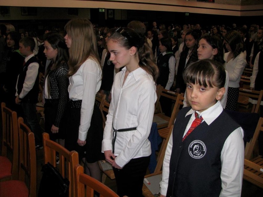 Ostrów: Uczniowie otrzymali Stypendia im. Jana Pawła II [ZDJĘCIA]