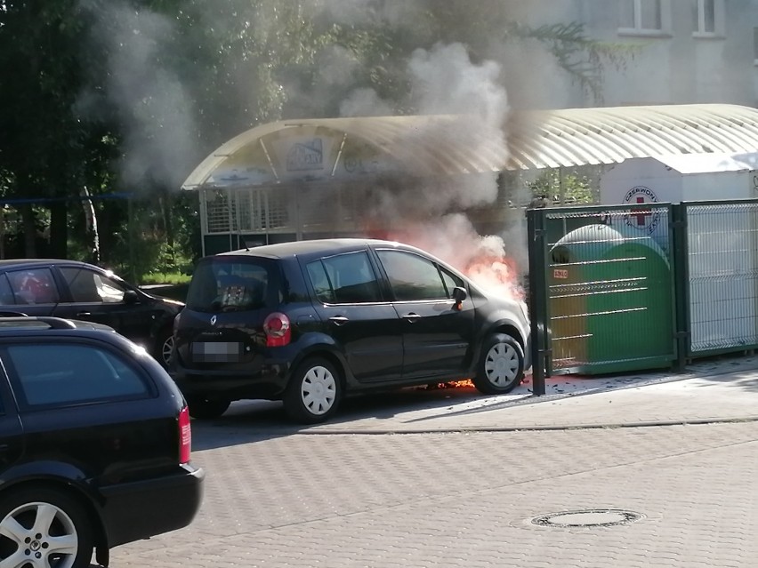Pożar samochodu na osiedlu Piekary A w Legnicy [ZDJĘCIA]
