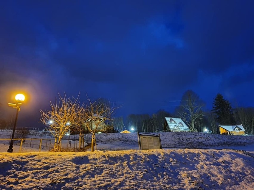 Śnieżny puch przykrył ogrody muszyńskie. Nocą wyglądają magicznie 
