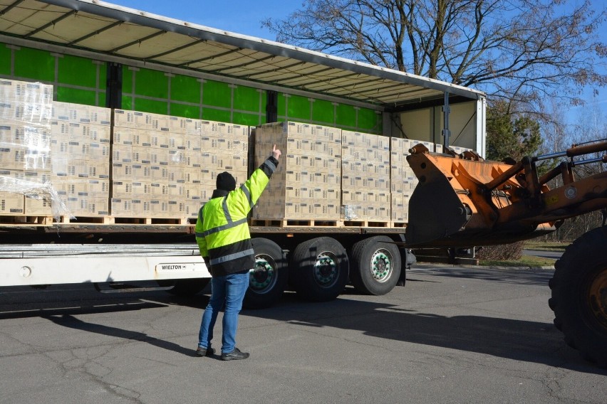 Duży transport środków ochrony osobistej dla Szpitala Powiatowego w Radomsku. ZDJĘCIA