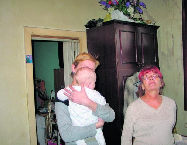Schorowana pani Stanisława i jej córka z niespełna trzymiesięcznym niemowlęciem mieszkają w zagrzybionym i zawilgoconym mieszkaniu.