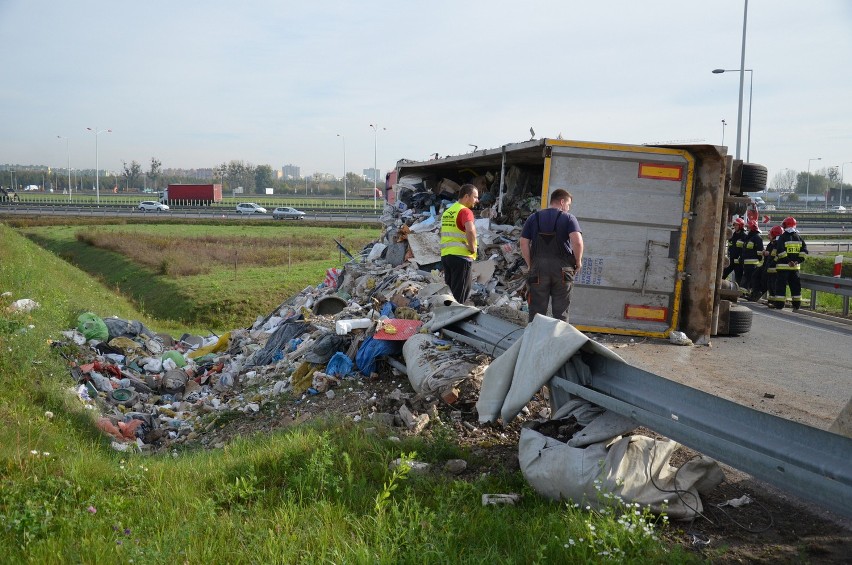 Wypadek na AOW. Przewróciła się ciężarówka wioząca śmieci (ZDJĘCIA, FILM)