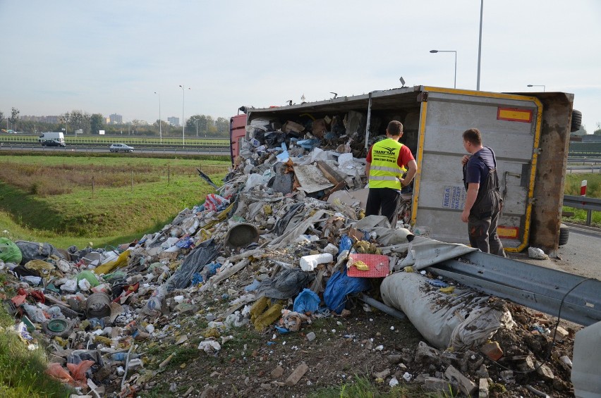 Wypadek na AOW. Przewróciła się ciężarówka wioząca śmieci (ZDJĘCIA, FILM)