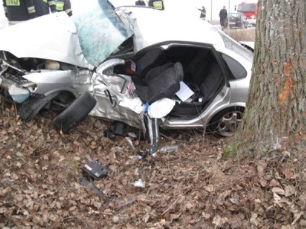 Opel Vectra uderzył w drzewo