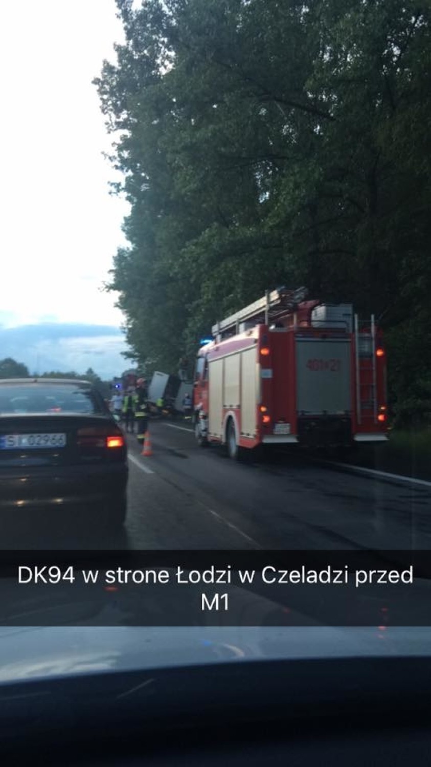 Wypadek drogowy w Będzinie na DK 86. TIR wpadł do rowu