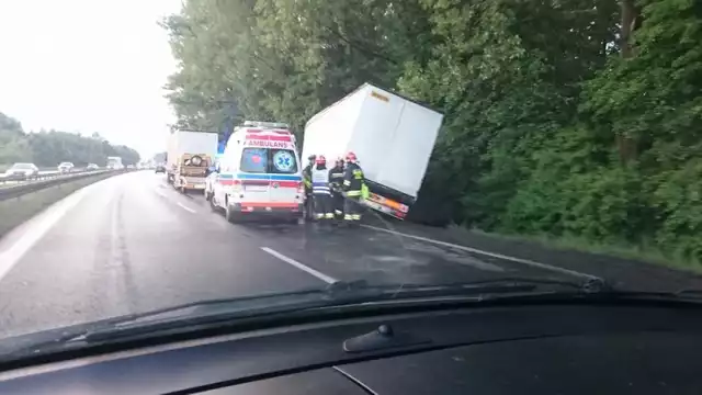 Wypadek drogowy w Będzinie na DK 86. TIR wpadł do rowu