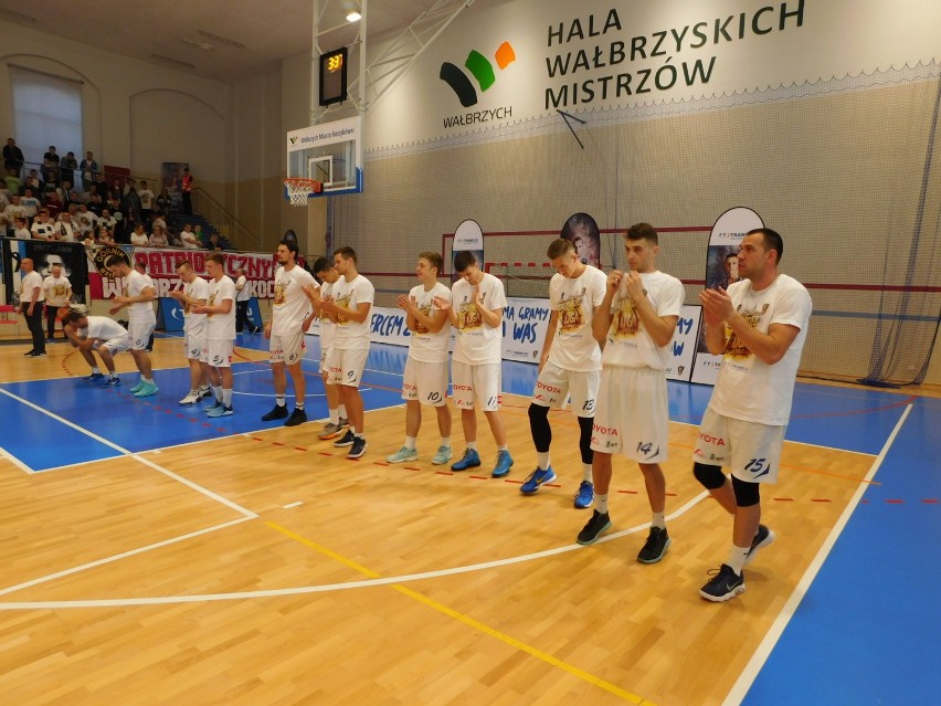 Koszykarze Górnika Trans.eu Wałbrzych przegrali we własnej hali 77:90 z drużyną AZS AGH Kraków