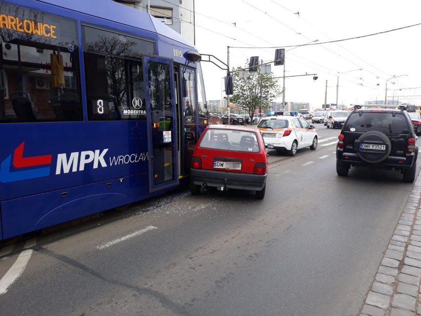 Wrocław. Wypadek tramwaju i samochodu. Jedna osoba ranna (ZOBACZ ZDJĘCIA)
