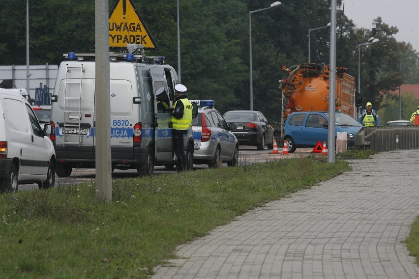 Zablokowana ul. Jaworzyńska w Legnicy - rozlany olej