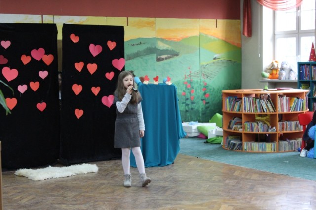 Walentynkowy koncert uczniów Szkoły Podstawowej nr 2 w wolsztyńskiej bibliotece