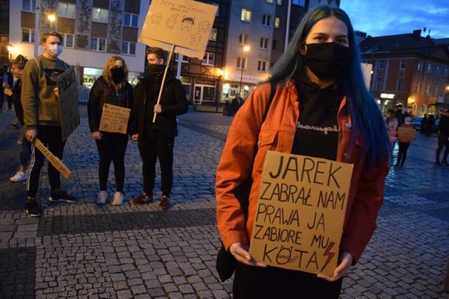 Strajk kobiet w Gorzowie. Z takimi hasłami gorzowianie wyszli na ulice miasta po decyzji TK.

WIDEO: Protest kobiet w Gorzowie 26 października
