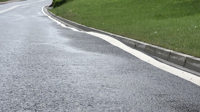 Asfalt na drodze powiatowej w Gierczycach uległ odkształceniu na odcinku kilkudziesięciu metrów