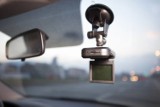 Coraz więcej kierowców montuje w swoich autach kamery, które rejestrują obraz przed pojazdem