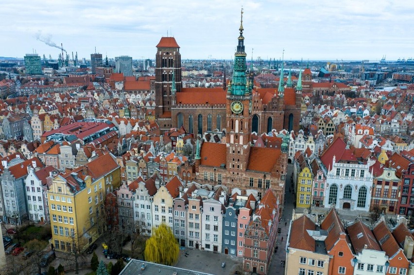 Długi Targ to część turystycznego centrum Gdańska. Otoczony...