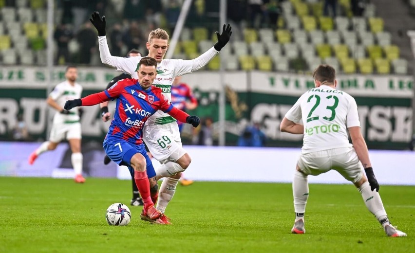 Lechia Gdańsk - Raków Częstochowa 22.06.2022 r. Biało-zieloni przegrali sparing w Ostródzie. Debiutancki gol Dominika Piły