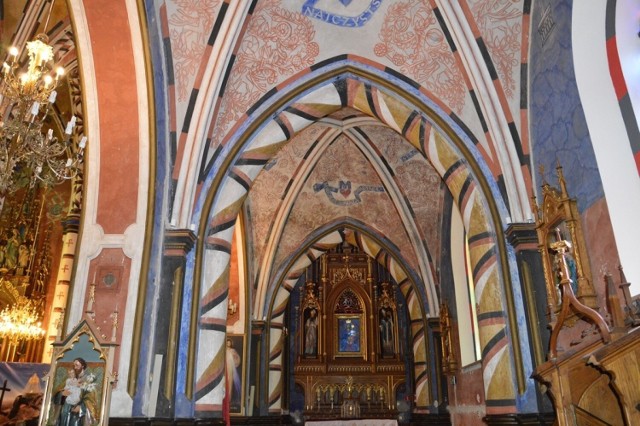 Niezwykłej urody polichromia w kościele Matki Bożej Szkaplerznej autorstwa Adama Stalony – Dobrzańskiego