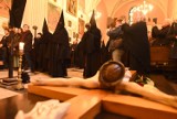 Tajemnicze Arcybractwo Dobrej Śmierci. Czarne habity, kaptury i laski z trupimi czaszkami w krakowskim kościele 
