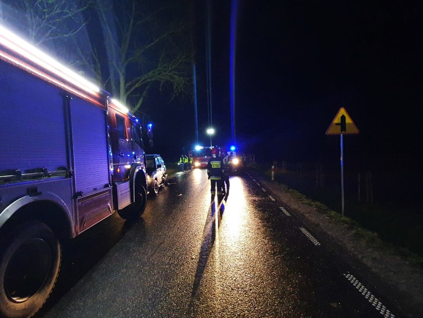 Tragedia na drodze wojewódzkiej pod Borzytuchomiem. Nie żyje dwóch młodych mężczyzn