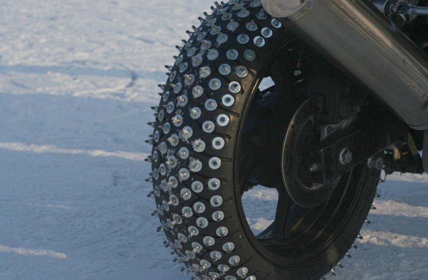 Ekstremalne sporty zimą: Jazda motocyklem po lodzie i nurkowanie