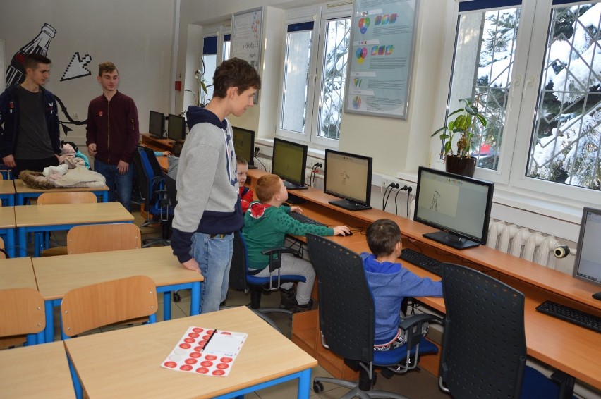 Dzień Bezpiecznego Internetu w ZSEE w Radomsku. W lekcji wzięły udział dzieci z PSP w Gidlach [ZDJĘCIA]