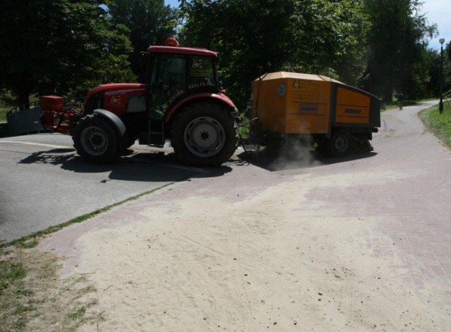 W taki niebezpieczny piach wpadają rowerzyści zjeżdżający z mostku na Silnicy w pobliżu ulicy Jesionowej w Kielcach. W dni wypadku było go więcej, bo gdy robiliśmy zdjęcie zamiatarka już część usunęła.