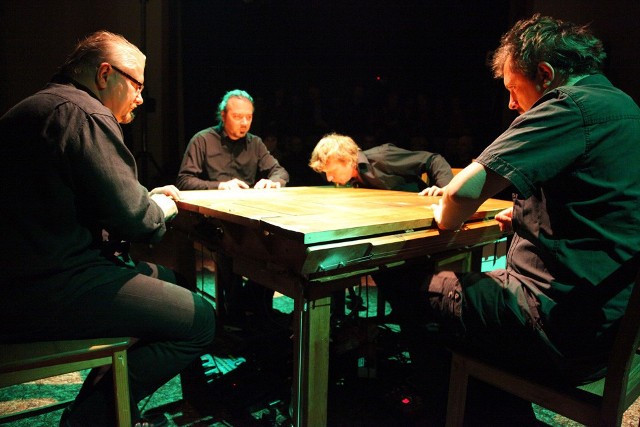 W ubiegłym roku w ramach Łódzkich Spotkań Teatralnych na scenie WDK można było obejrzeć spektakl ,,Stolik" grupy The Karbido